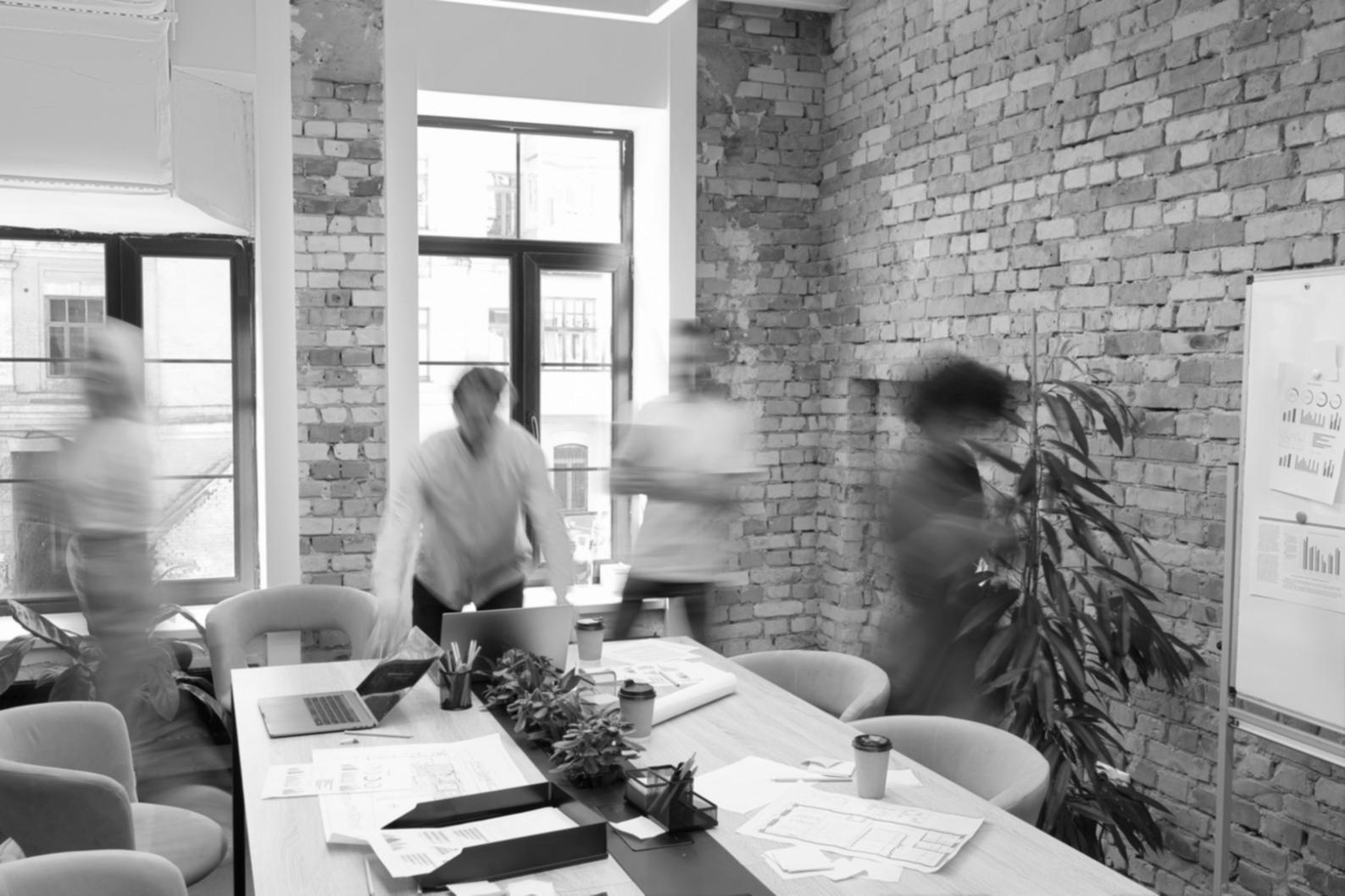 Entrepreneurs travaillant ensemble